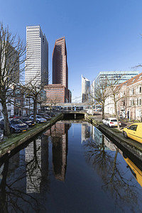 荷兰海牙一条安静而平静的运河上映照着荷兰建筑城市景观的景观
