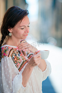 都市休闲摄影照片_快乐的年轻都市女性在欧洲喝咖啡。