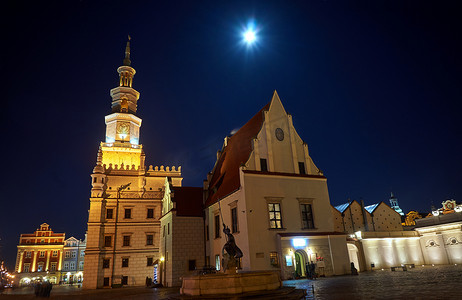有市政厅和月亮的老市场在夜间