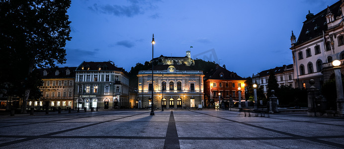 斯洛文尼亚卢布尔雅那国会广场和卢布尔雅那城堡的夜景 卢布尔雅那是斯洛文尼亚的首都