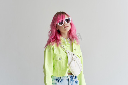孟菲斯粉色摄影照片_粉红色头发的女人青少年时髦的衣服摆出霓虹灯