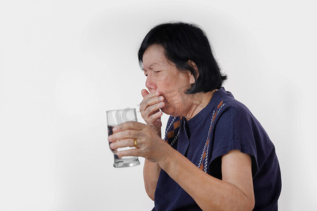 老妇人吃药后喝水窒息，被白色背景隔离。