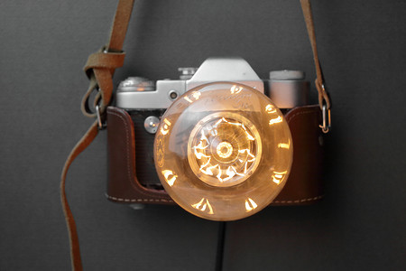 一台旧相机的复古灯，灰色背景上有爱迪生灯。