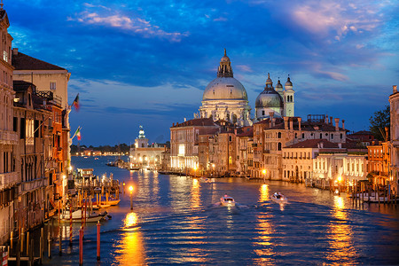 威尼斯大运河和安康圣母教堂的夜景