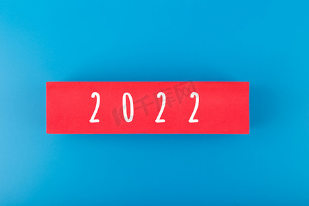 蓝色背景下红色矩形上的 2022 个数字，带复制空间