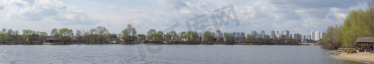 乌克兰，基辅- 2021年4月21日：Osokorky生态公园景观