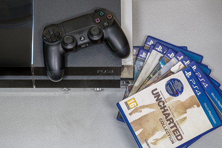 希腊塞萨洛尼基 - 2020年4月10日：设备顶视图旁边的PlayStation 4游戏标题。