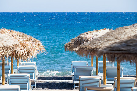 圣托里尼海边带遮阳伞和躺椅的海滩