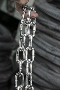 白色背景上隔离的不同尺寸的不锈钢链