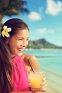 在威基基海滩、火奴鲁鲁、瓦胡岛、夏威夷的户外酒吧喝麦泰饮料的鸡尾酒女人。
