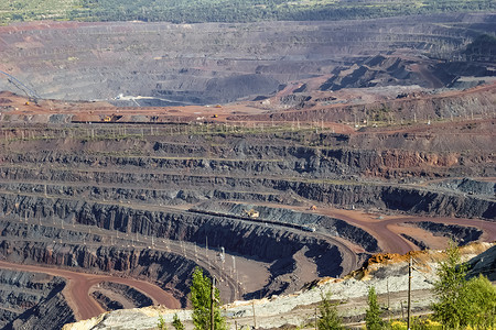 挖掘机cad摄影照片_用于开采自然资源的工业矿山全景。