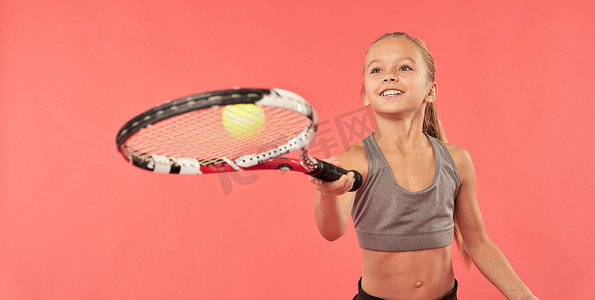 红色背景下打网球的快乐女孩