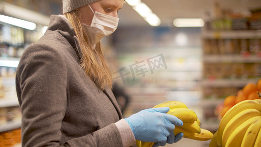 女人在超市挑选香蕉