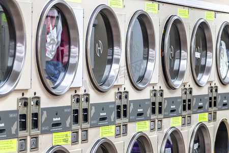 美国迈阿密 — 2019年9月9日：公共自助洗衣店的工业洗衣机、投币式洗衣服务