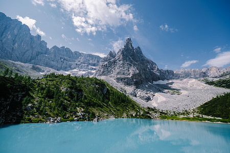 意大利白云岩的 Lago di Sorapis 的早晨，天空晴朗，乳蓝色的湖，索拉皮斯湖，多洛米蒂，意大利