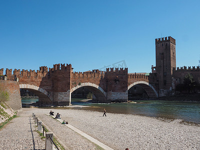 维罗纳的卡斯特韦基奥桥（Castelvecchio Bridge）又名斯卡利格桥（Scaliger Bridge）