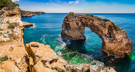 西班牙地中海马略卡岛海岸线的天然岩拱 Es Pontas