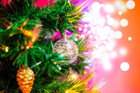 节日树上的圣诞树玩具，在灯光下闪闪发光