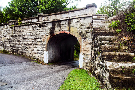 门石摄影照片_走在石隧道下的小路有石台阶的到上面
