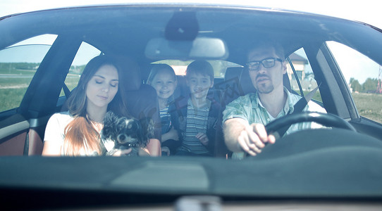 宠物的家庭摄影照片_幸福的一家人开车出行