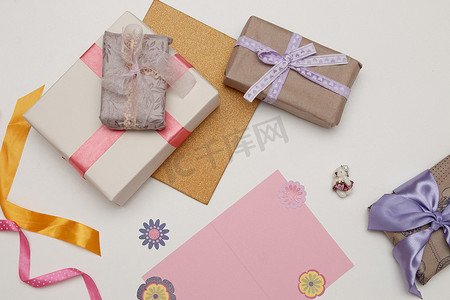 白色背景粉色卡片上有亮色丝带和蝴蝶结的礼盒，装饰用小熊，复制空间，顶视图，生日，感恩节，假期，新年，圣诞节，平躺