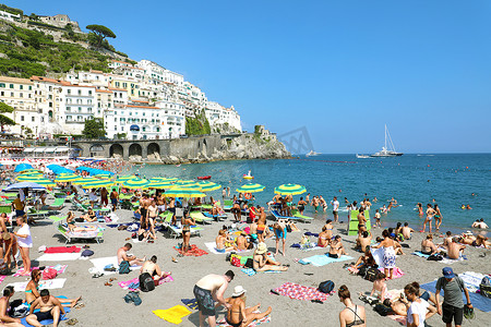 意大利阿马尔菲-2018 年 7 月 3 日：意大利阿马尔菲海滩上的人群
