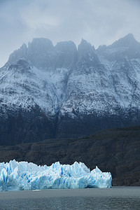 来自智利巴塔哥尼亚冰川灰色的蓝色冰