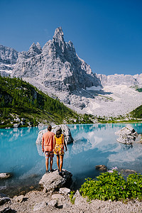 蓝色白云摄影照片_意大利白云岩的 Lago di Sorapis 的早晨，天空晴朗，乳蓝色的湖，索拉皮斯湖，多洛米蒂，意大利