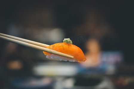 日本料理设置不同类型的寿司
