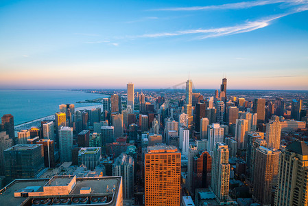 日落时芝加哥市中心天际线的鸟瞰图
