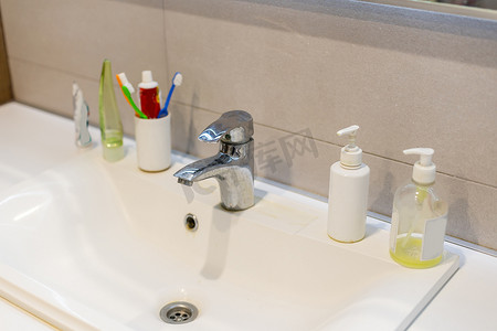 带水龙头、水龙头的浴室里有锈渍、水垢和肥皂渍的旧脏洗脸盆。