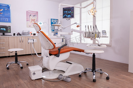 医生护理摄影照片_空荡荡的现代牙齿护理口腔医院办公室，里面无人