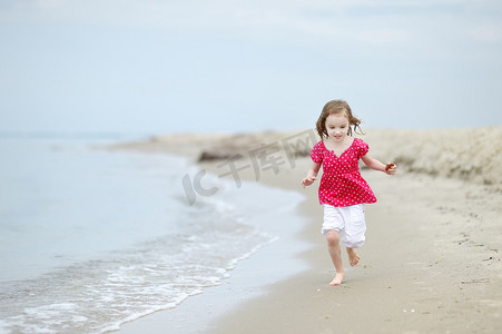 沙滩上的可爱小女孩