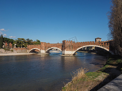 维罗纳的卡斯特韦基奥桥（Castelvecchio Bridge）又名斯卡利格桥（Scaliger Bridge）