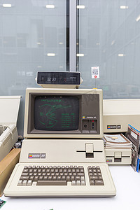 俄罗斯莫斯科-2018 年 6 月 11 日：俄罗斯莫斯科博物馆的旧原苹果 Mac 电脑