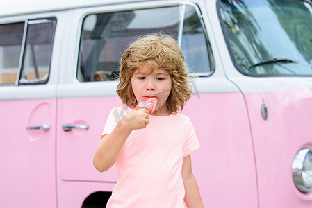 儿童冰淇淋摄影照片_户外儿童冰淇淋。