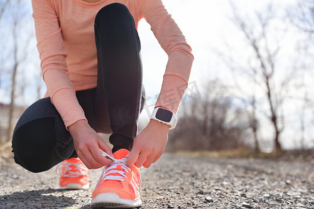 跑鞋和跑步者运动智能手表