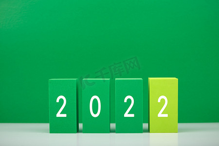 绿色背景下的 2022 年数字，带复制空间