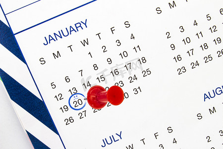 蓝色别针摄影照片_一月第三个星期一的日历称为蓝色星期一，带有红色圆圈和别针