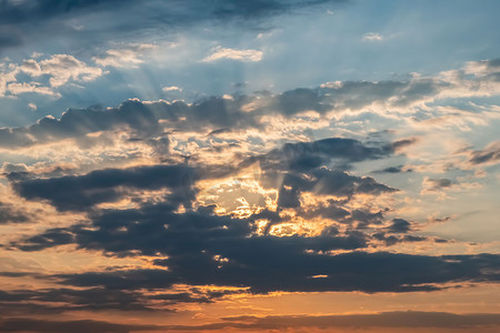 戏剧性的天空、云彩和早晨的太阳