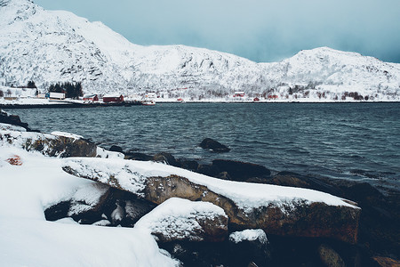 挪威冬季有红色罗布房屋的挪威峡湾