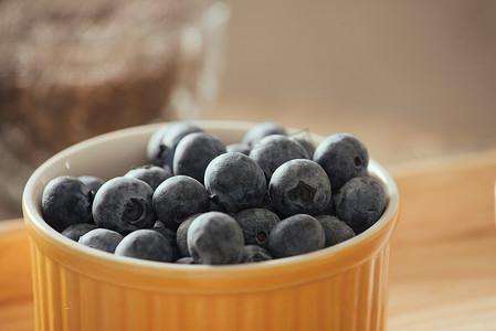老酸奶摄影照片_在一张老木桌上的新鲜的蓝莓