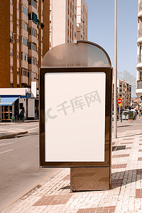 广告海报摄影照片_街道城市附近的空白广告站。