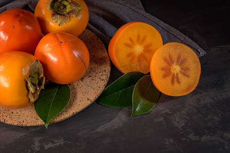 软木盘中成熟的柿子果实