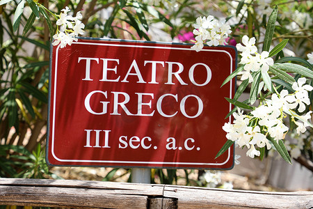 年会签到处易拉宝摄影照片_Teatro Greco 在西西里岛锡拉丘兹签到