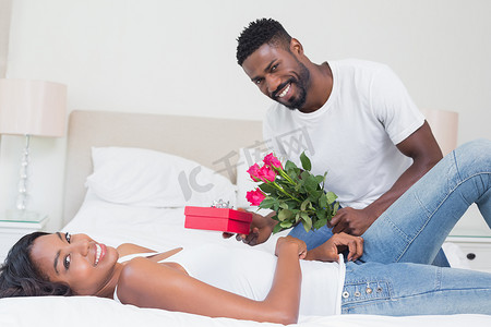 浪漫的男人给伴侣送玫瑰