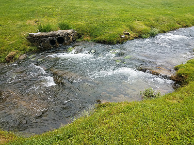 流动的水摄影照片_绿草与流动的河流或溪流或小溪