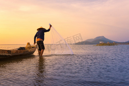 亚洲渔民用木船在自然河流中撒网捕淡水鱼