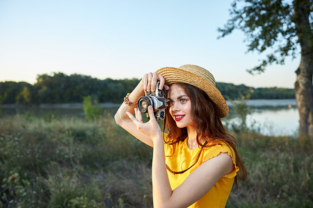 女摄影师带着帽子微笑红唇看着相机夏日清新空气