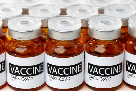 白桌上的 Sars-cov-2 疫苗瓶